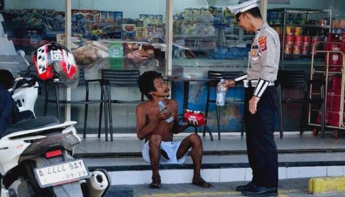 Humanis, Anggota Satlantas Polres Serang Belikan Baju dan Makanan pada ODGJ