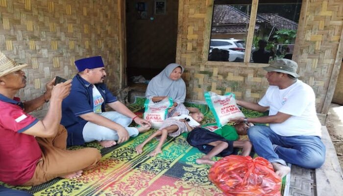 Relawan Anak Kampung dan PWI Banten Berikan Sembako Penderita Hidrosefalus