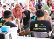 Tinjau ‘Botram Desa’ di Kelurahan Sertajaya Cikarang Timur, Kadis Dukcapil Pastikan Masyarakat Dapat Pelayanan