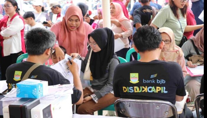 Tinjau ‘Botram Desa’ di Kelurahan Sertajaya Cikarang Timur, Kadis Dukcapil Pastikan Masyarakat Dapat Pelayanan