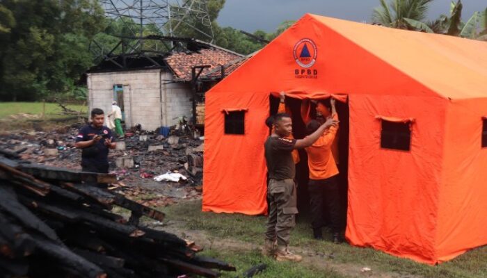 Dua Rumah Warga Bojongmangu Kebakaran, BPBD Kabupaten Bekasi Turunkan Personel Bantu Korban