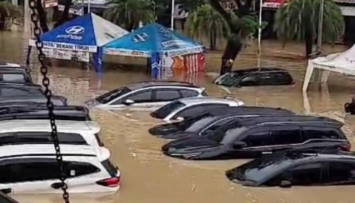 Kota Bekasi Lumpuh Diterjang Banjir, Puluhan Mobil Terendam, Tri Adhianto: Ini Terburuk