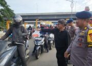 Aliansi Ormas Bekasi bersama Batalyon D Pelopor Satbrimob Polda Metro Jaya Bagikan 400 Takjil ke Pengguna Jalan di Jembatan Tegal Danas
