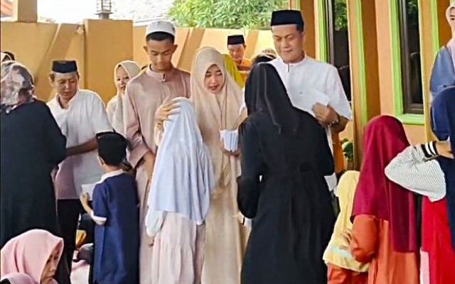 Penghujung Ramadan, Ratusan Warga Kaum Duafa dan Anak Yatim Desa Karang Harum Bekasi Dapat Santunan dari Kades Rimansyah