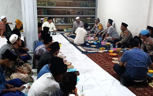 Safari Ramadan, Kapolres Serang Silaturahmi dan Buka Puasa Bersama Santri-Santriwati Ponpes Daarul Ulum