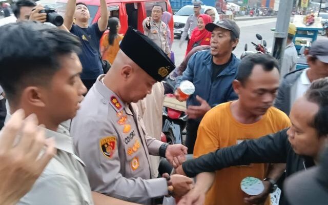 Berbagi Takjil dengan Buruh dan Tukang Ojek, Pesan Kapolres Serang: Patuhi Aturan Lalulitas dan Jaga Kesehatan
