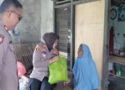 Jumat Berkah Ramadan, Kapolsek Kedungwaringin Bagikan Sembako Warga Kurang Mampu