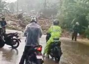 Tertimbun Longsor, Jalan Raya Palima-Cinangka Menuju Kawasan Wisata Anyer Terputus