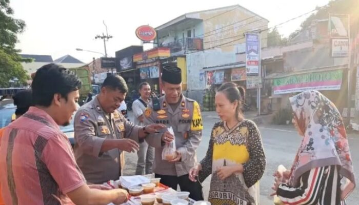 Bagi-Bagi Takjil di Jalanan Pagaden: Senyum Polisi Subang Hangatkan Suasana Ngabuburit