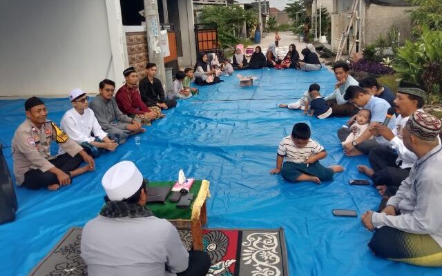 Buka Puasa Bersama Warga Perumahan Green Jagawana Asri, Bhabinkamtibmas Polsek Sukatani Bekasi  Pesan Jaga Keselamatan Anak-anak