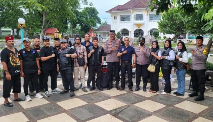 Rayakan HUT ke-8, SMSI Bersama Aliansi Ormas Bekasi dan Polsek Tambun Berbagi Takjil
