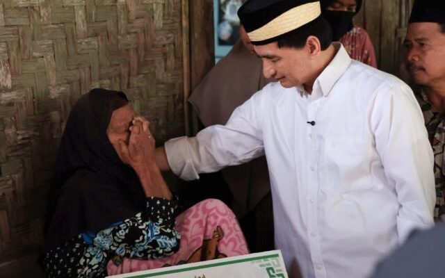 Penuh Haru, Wagub Banten Berikan Bantuan RTLH ke Warga Perbatasan