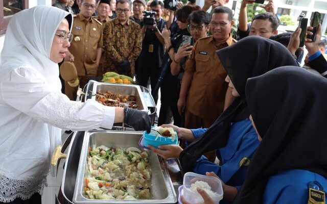 Gubernur Banten Andra Soni Tinjau Uji Coba MBG di SMKN 1 Anyer
