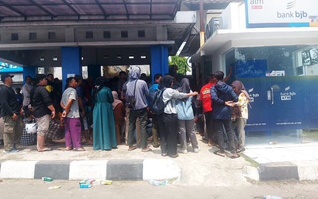 Antrean Panjang Pemutihan Pajak Kendaraan di Samsat Subang, Berpotensi Dimanfaatkan Calo