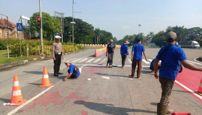 Monitoring Pengecatan Marka Jalan, Kanit Turjadwali Satlantas Polres Metro Bekasi Imbau Masyarakat Patuh demi Keselamatan