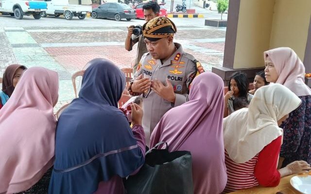 Selain Berikan Sembako, Ini Pesan Kapolres Condro Sasongko kepada Emak-emak Desa Parigi Serang Banten