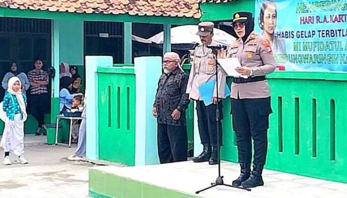 Kapolsek Kedungwaringin Pimpin Upacara Hari Kartini di MI Mufidatul Amin