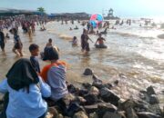 Pantai Pondok Bali Subang Diserbu Ribuan Wisatawan di Hari Terakhir Libur Lebaran 2025