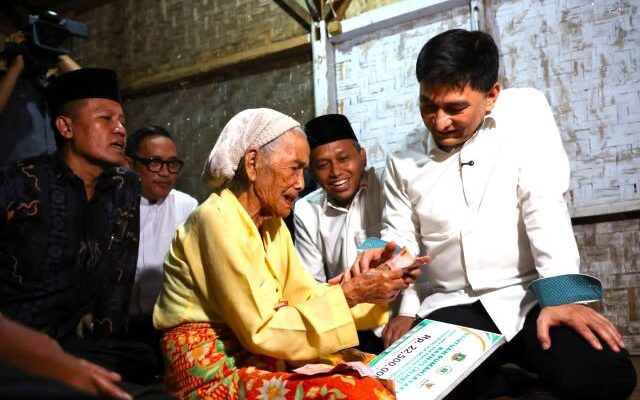 Nenek Jumi Warga Lebak Banten Terima Bantuan Dana Perbaikan RTLH dari Wagub Dimyati