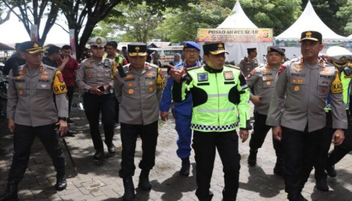 Pastikan Aman, Wakapolri Cek Kesiapan Personil Pengamanan dan Pelayanan Wisatawan Pantai Anyer