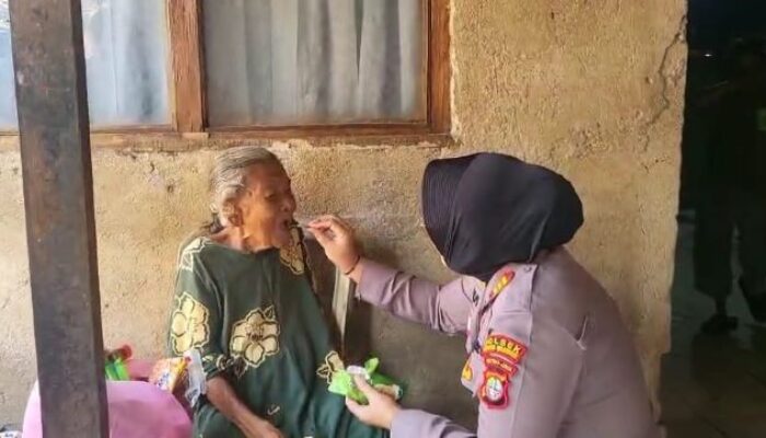 Jum’at Berkah, Polsek Kedungwaringin Berbagi Paket Sembako pada Warga Sakit dan Lansia