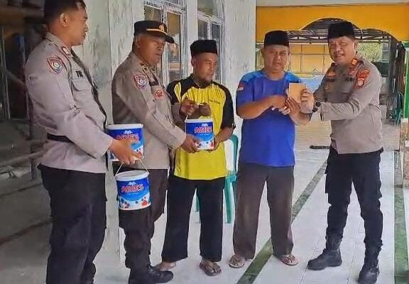 Bakti Sosial Polsek Pebayuran Bekasi Bersih-bersih Masjid di Kertasari, Dekatkan Polisi dengan Masyarakat