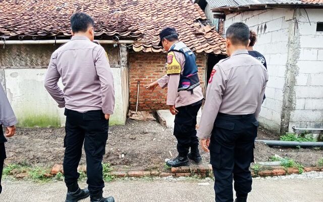 Jumat Berkah: Polsek Pebayuran Bekasi Berikan Sembako serta Bangun Kamar Mandi dan WC untuk Nenek Samah