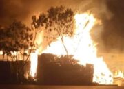 35 Bangunan Semi Permanen di Cikarang Bekasi Ludes Dilalap Api