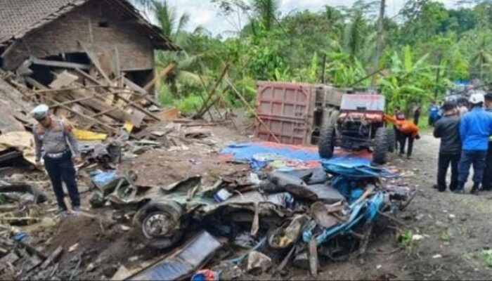 Mobil Minibus  Rombongan Guru SD Tabrakan, 11 Tewas, 6  Luka-luka