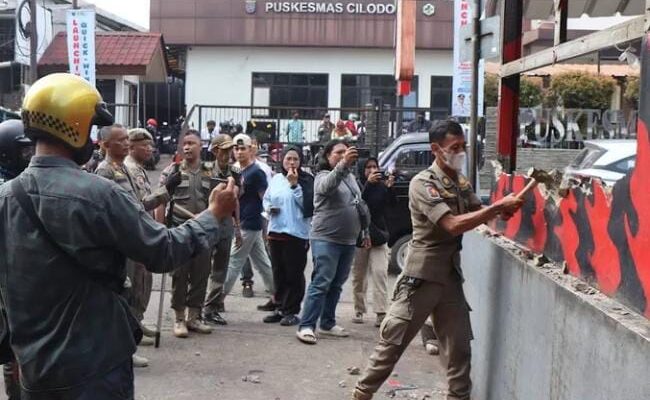 Tim Gabungan Bongkar Posko Ormas di Tangerang, Polisi Buka Layanan Pengaduan 110 Aktif 24 Jam