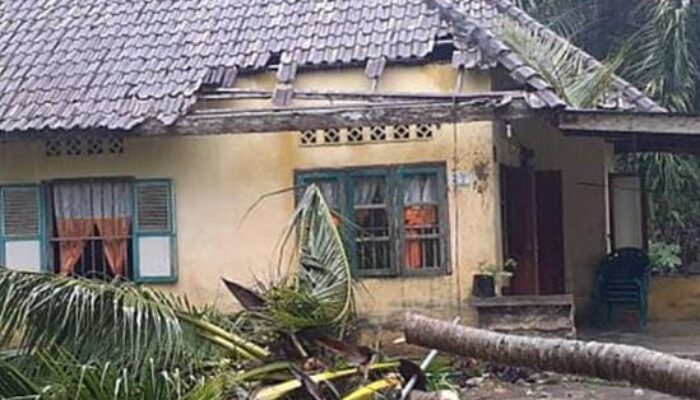 Angin Kencang Disertai Hujan Lebat Akibat Cuaca Ekstrem, 1 Tewas 1 Luka-Luka 12 Rumah Rusak