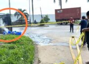 Truk Membawa Muatan Puluhan Drum Berisi Kimia Cair Terbakar