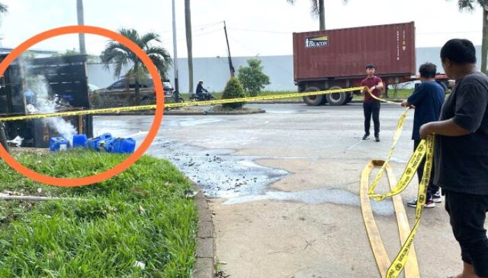 Truk Membawa Muatan Puluhan Drum Berisi Kimia Cair Terbakar