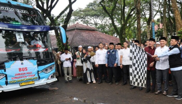 Lepas JCH Kloter 52 JKG Kabupaten Lebak, Wagub Banten: Jaga Kesehatan dan Luruskan Niat Beribadah