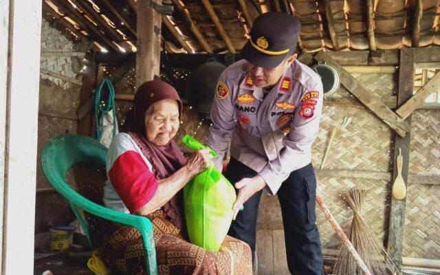 HUT Bhayangkara ke-79, Polsek Sukatani Berikan Bantuan Sembako Warga Kurang Mampu