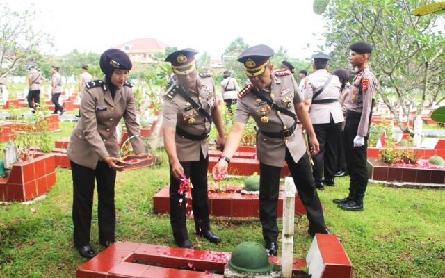 Sambut Hari Bhayangkara ke-79, Polda Banten Laksanakan Ziarah dan Tabur Bunga