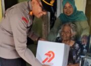 Bakti Kesehatan, Kapolsek Cikarang Selatan Serahkan Kursi Roda dan Sembako untuk Warga Penderita Stroke