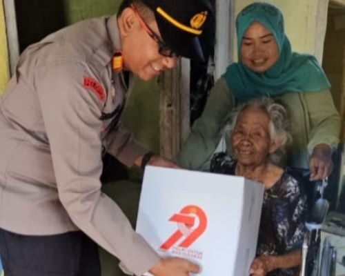 Bakti Kesehatan, Kapolsek Cikarang Selatan Serahkan Kursi Roda dan Sembako untuk Warga Penderita Stroke