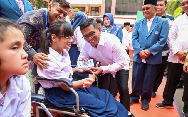 Gubernur Andra Soni Serahkan Buku Tabungan Program Sekolah Gratis Tahun Ajaran 2025/2026