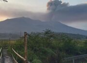 Gunung Marapi Kembali Erupsi Lontarkan Abu Vulkanik Setinggi 1,6 Kilometer