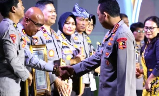 Terima Penghargaan dari Kapolri, Kapolres Serang AKBP Condro Sasongko Masuk Tiga Besar Hoegeng Awards 2025