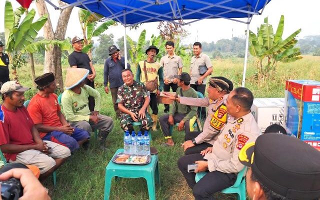 Dukung Gerakan Satu Desa Satu Hektar, Petani di Serang Banten Dapat Bantuan Corn Seeder, Bibit dan  Pupuk dari Kapolres Condro