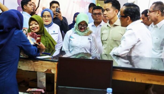 Gubernur Banten Andra Soni Dampingi Wapres Gibran Rakabuming Raka Tinjau Penyaluran BSU