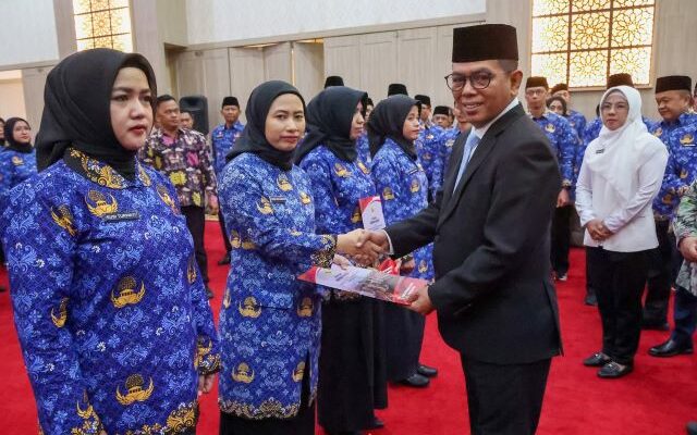 Gubernur Andra Soni Serahkan 9.709 SK PPPK Pemprov Banten