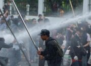 Aksi Demo Protes Kebijakan Pemerintah dan DPR Ricuh, 6 Orang Ditangkap