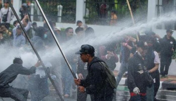 Aksi Demo Protes Kebijakan Pemerintah dan DPR Ricuh, 6 Orang Ditangkap