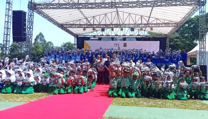 FKS Foundation Grup Berikan Bantuan 1000 Sepatu Siswa SD dan Madrasah Ibtidaiyah