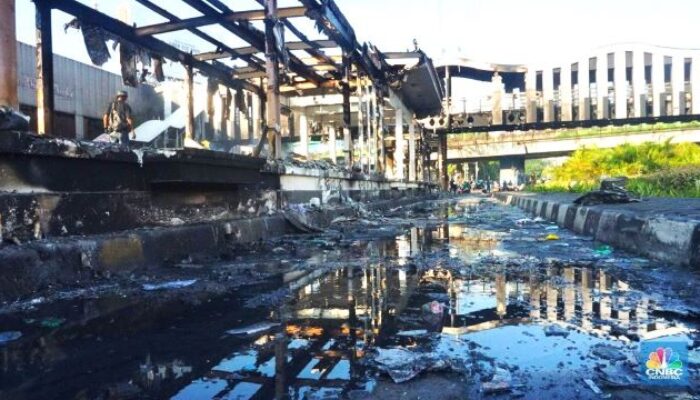 Aksi Protes di Ibu Kota Berujung Kerusuhan, Tujuh Halte TransJakarta Dibakar