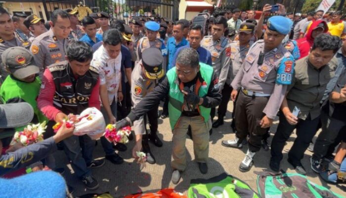 Ratusan Ojol Aksi Tabur Bunga di Depan Mako Polda Banten, Desak APH Bersikap Tegas dan Adil