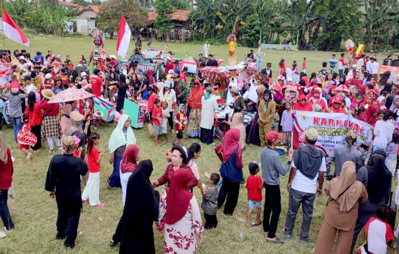 Selain parade busana, berbagai lomba tradisional juga digelar untuk memeriahkan acara, seperti lomba balap karung, panjat pinang, dan tarik tambang, yang diikuti oleh warga dari berbagai usia